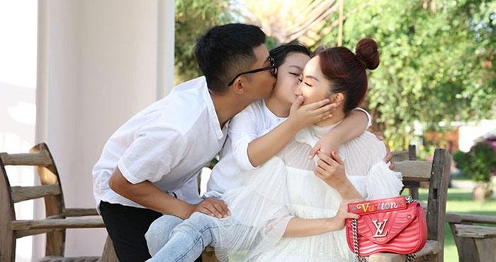 Trước đó, khoảnh khắc đẹp của gia đình Khánh Thi cũng được cô chia sẻ với mọi người