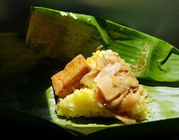 Cũng có lúc, cá kho được thay bằng đậu kho mặn. Thế là khách có thêm món mới trong "menu" mà thay đổi.