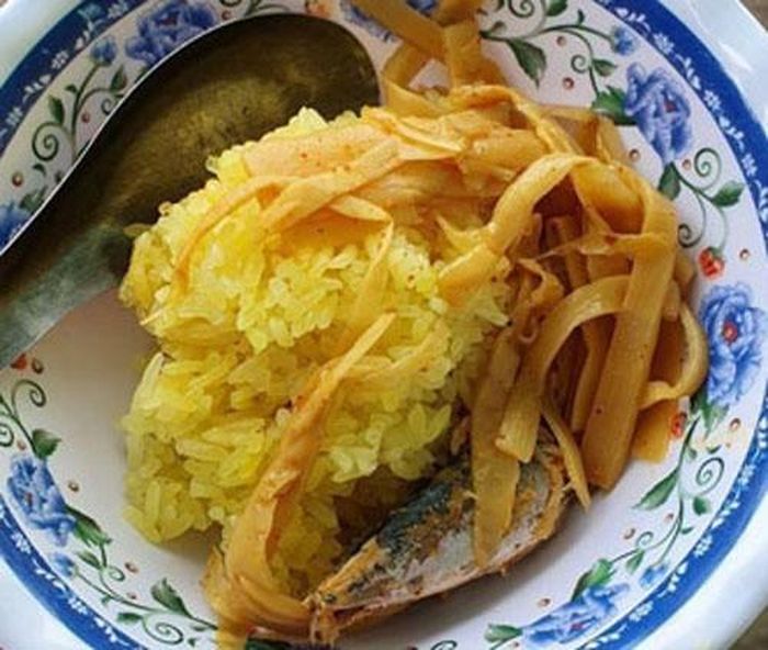 Kế đến là xôi. Người ta phải chọn loại gạo nếp ngon, ngâm trong nước muối loãng pha nghệ để tạo màu vàng. Cứ ngâm thế độ 8 tiếng thì mang ra đồ chín. Thế mới có được những hạt xôi vàng ươm tinh tươm và đẹp mắt.
