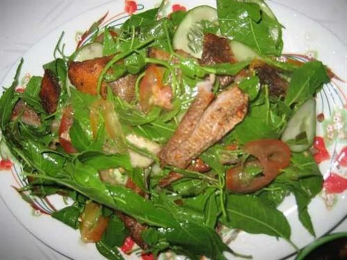 Lá sầu đâu được trần qua nước sôi và kết hợp cùng với các loại nguyên liệu khác như thịt ba chỉ, tôm, cá khô xé nhỏ, xoài xanh dưa chuột,...