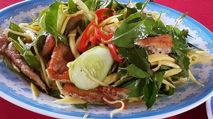 Lá sầu đâu thường được người dân mua về để trộn chung với các nguyên liệu khác như khô cá lóc, thịt ba chỉ, tôm luộc, dưa leo, xoài sống, các loại rau thơm... tạo nên món gỏi sầu đâu đặc trưng nổi tiếng ở An Giang.