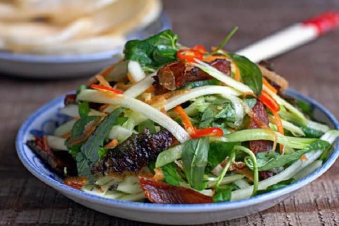 Sầu đâu không những là đặc sản của An Giang mà còn là món ăn vị thuốc. Nhiều tài liệu về y dược cho biết trong vỏ, lá, quả và gỗ của cây sầu đâu đều có chất khổ vị tố (chất đắng) có tác dụng chữa giun rất tốt. Ảnh: Internet.