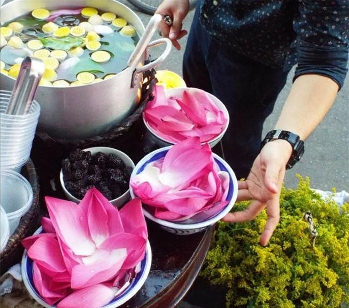 Món đồ uống thể hiện nét đẹp của Hội An: Giản dị mà tinh tế, nhẹ nhàng nhưng tràn đầy màu sắc. (Ảnh: Instagram's jayie_thebom)