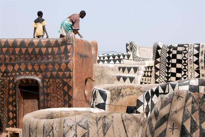 Tiebele nằm tại Nahouri, tỉnh phía trung nam của Burkina Faso. Ngôi làng là nơi sinh sống của những người Kassena, nhóm dân tộc thiểu số nằm rải rác ở nam Burkina Faso và bắc Ghana. Do lịch sử phức tạp, bị chia cắt khỏi các dân tộc lân cận khác, người Kassena có văn hóa khác biệt với phần còn lại. Nghệ thuật và kiến trúc là hai cách để người Kassena thể hiện bản thể. Ảnh:Funtime.