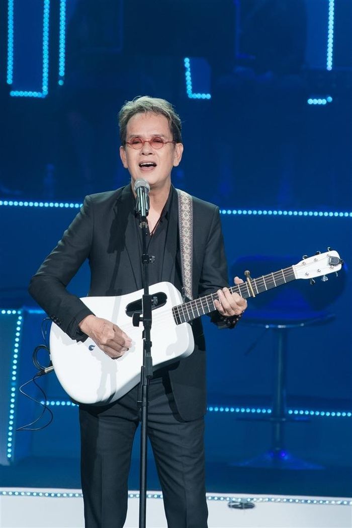 Nhạc sĩ Đức Huy hát trong liveshow Lê Anh Dũng.