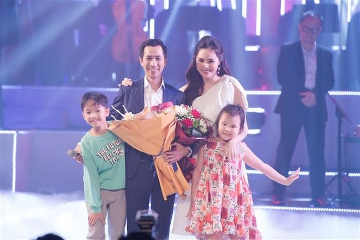 Lê Anh Dũng cùng vợ con cảm ơn khán giả.