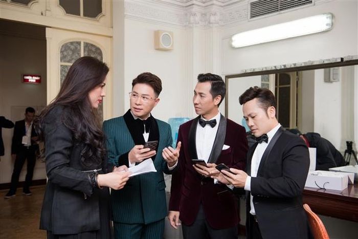 Các nghệ sĩ Lê Anh, Lê Anh Dũng, Ngọc Ký và nhà sản xuất Ngọc Trâm ở hậu trường.
