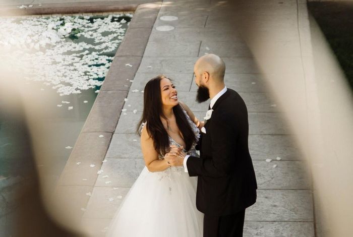 Amber Morino (trái) và Peter Saji tại hôn lễ hồi đầu tháng 3 vừa qua. Ảnh: Gianna Dorsey.