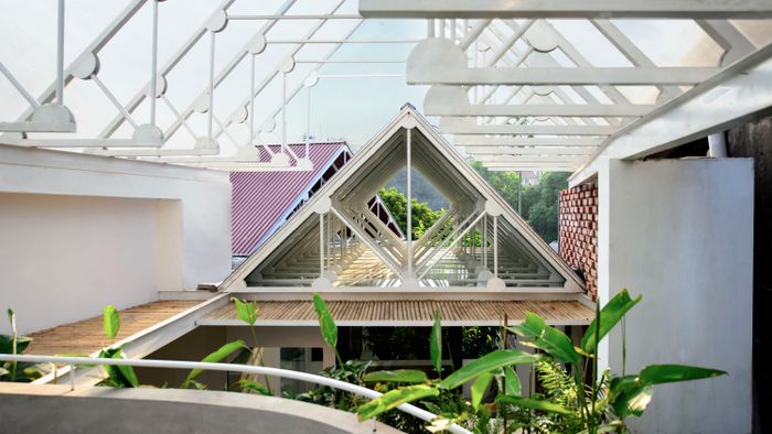  Phần mái che chắn cấu tạo bởi hai lớp tole màu đặt trên hệ trần kính, tạo ra một vùng đối lưu không khí, hạn chế hơi nóng xuống các khu chức năng mà vẫn giữ được cảm xúc của khung kết cấu. 
