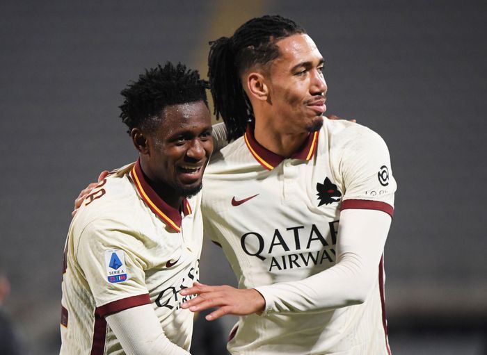 Smalling (phải) có hơn 1.000 phút thi đấu cho AS Roma trên mọi đấu trường mùa này. Ảnh: Reuters.