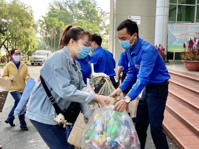 Đoàn viên thanh niên thực hiện thu gom ve chai gây quỹ ủng hộ kinh phí mua vaccine COVID-19. Ảnh: Hồng Giang - TTXVN