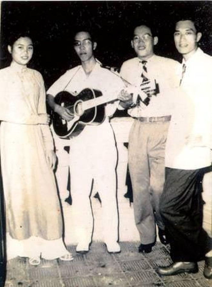 Bà Lê Hằng cùng các nhạc sĩ Trịnh Kính, Tu My và Nguyễn Thiện Tơ tại sân Hội Nhạc sĩ Việt Nam 1955
