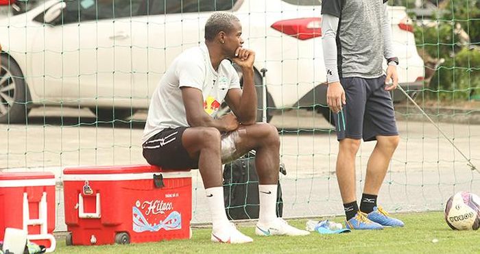 Brandao bỏ dở buổi tập với HAGL. Ảnh: Hiệp Hoàng