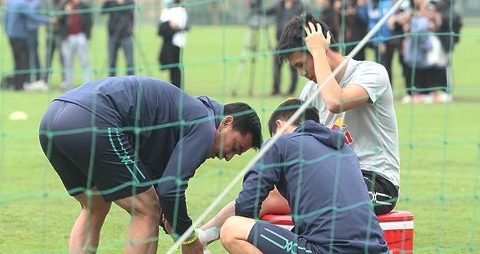 HLV Kiatisuk trực tiếp chăm sóc chấn thương của Tuấn Anh. Ảnh: Hiệp Hoàng