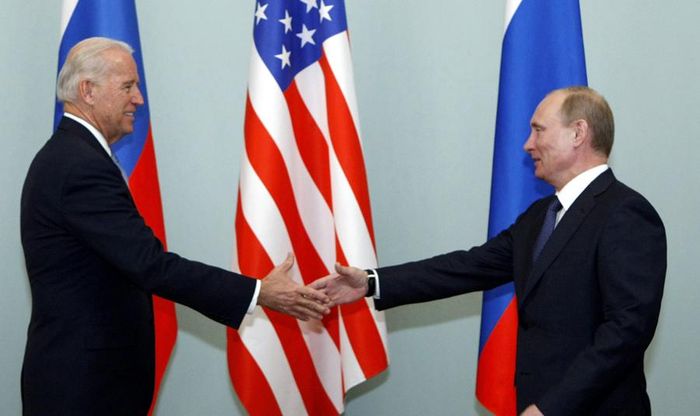 Ông Joe Biden (lúc còn là Phó Tổng thống Mỹ) gặp ông Vladimir Putin tại Moscow hồi năm 2011. Ảnh: AP