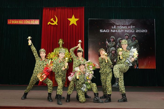 Hoa hậu Việt Nam 2014 cùng các đồng đội vui mừng vì nhận được kỷ niệm chương của chương trình.