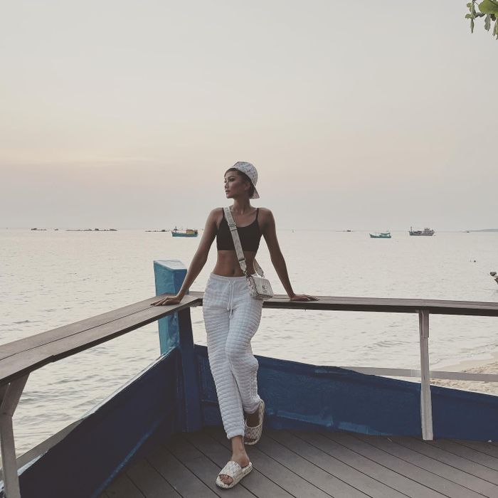 Hoa hậu H'Hen Niê diện áo crop-top khoe vòng eo 'con kiến' đáng ngưỡng mộ.