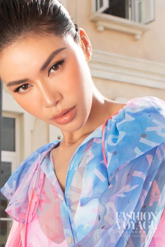 Minh Tú đẹp kiêu sa trong trang phục rực rỡ sắc màu. Hoa hậu Siêu quốc gia Việt Nam 2018 gây ấn tượng với nhan sắc ngày càng xinh đẹp.