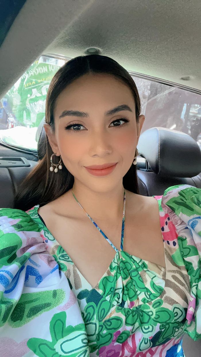  Siêu mẫu Võ Hoàng Yến đẹp dịu dàng và nữ tính với bộ váy hoa họa tiết lạ mắt.