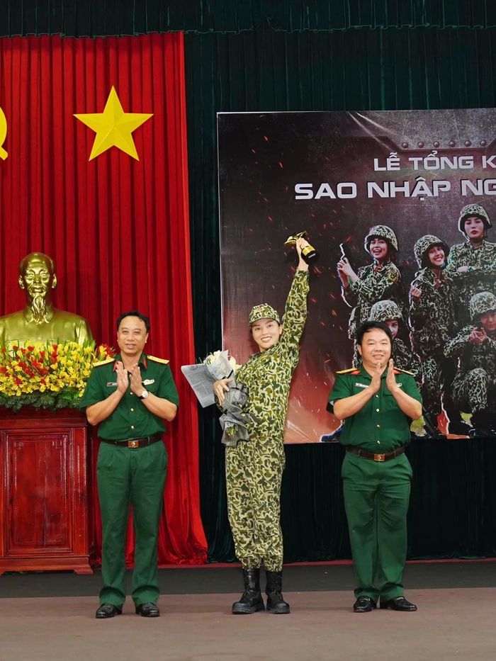 Hoa hậu Kỳ Duyên rạng rỡ tham dự lễ tổng kết của chương trình Sao nhập ngũ.