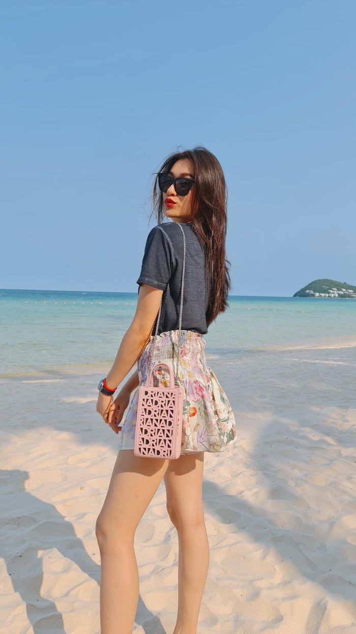 Á hậu Lệ Hằng khoe dáng xinh đẹp trên biển Phú Quốc.