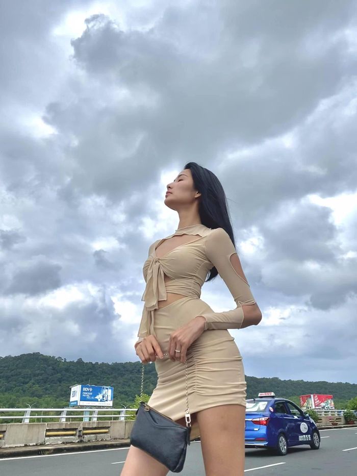 Bộ váy bó sát giúp người đẹp khoe trọn thân hình quyến rũ.