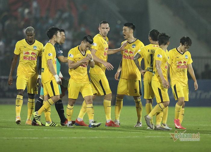 Xuân Trường và Kim Dong Su "đấu khẩu" sau trận đấu trên sân Hà Tĩnh