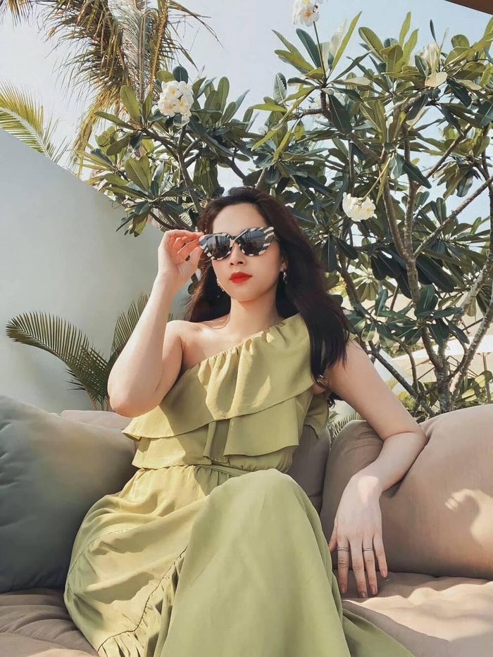 Thời gian gần đây khi đi biển, nàng Hậu xinh đẹp rất chịu khó lên đồ váy vóc tươi tắn mãn nhãn dân tình
