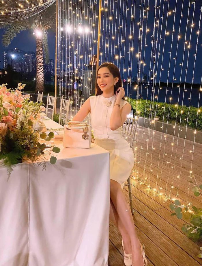 Phần tay, chân cũng đầy đặn, nuột nà.