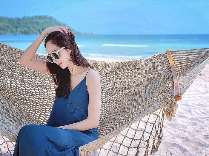 Dù vẫn rất đẹp băng thanh, ngọc khiết nhưng tính ra hình thể nàng Hậu khi ấy có phần gầy so với tỉ lệ chiều cao...