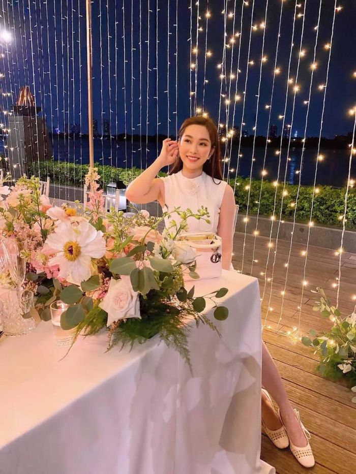 Gương mặt trái xoan nay có phần bầu bĩnh, nhưng như vậy càng làm tăng vẻ đẹp hồn hậu của chân dài.