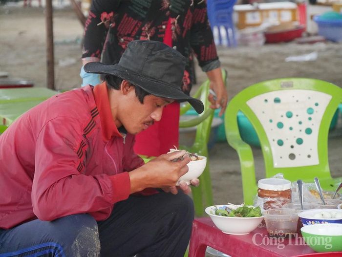 Họ tranh thủ ăn sáng ngay trên bờ biển. Bữa sáng thường là bún riêu cua hoặc bánh canh ghẹ - đều là hải sản tươi tại đây
