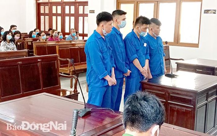 Các bị cáo tại phiên tòa xét xử. Ảnh: T.Tâm
