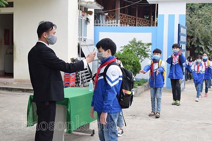 Đo thân nhiệt cho học sinh Trường THCS Gia Phù (Phù Yên).