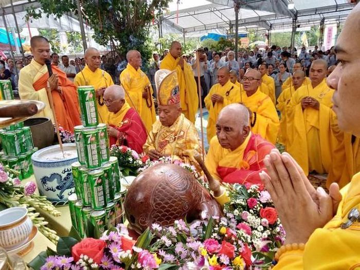 Chư tôn đức Tăng niêm hương bạch Phật