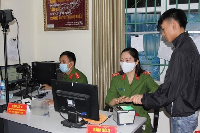 Thượng úy Nguyễn Thị Hương Giang tận tình làm các thủ tục CCCD cho nhân dân trên địa bàn.