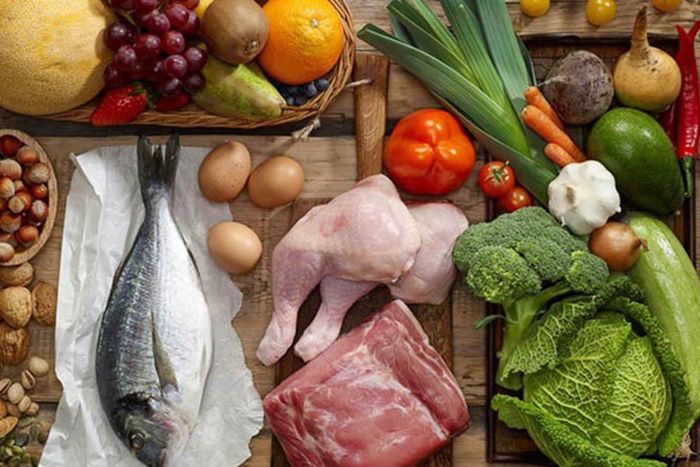 Với rau quả phải chọn các loại tươi, không bị dập nát, không có mùi lạ. Với các loại thịt phải qua kiểm dịch và đạt tiêu chuẩn thịt tươi. Cá và thủy sản phải còn tươi, không có dấu hiệu ươn