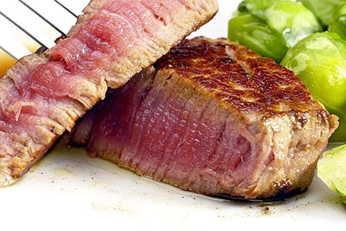 Ngoài ra, việc sử dụng những thực phẩm tươi sống chưa được đun, nấu kỹ cũng là nguyên nhân gây ngộ độc