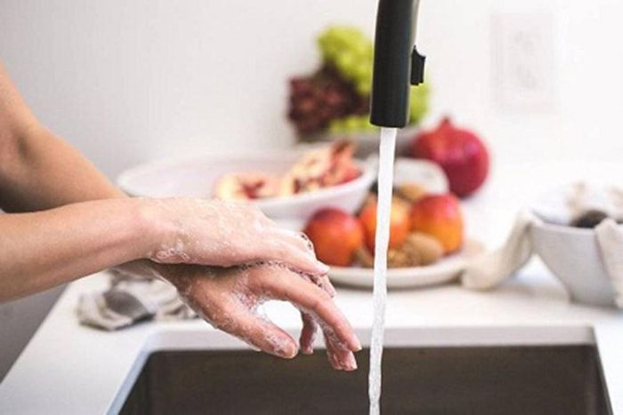 Rửa tay trước khi tiếp xúc với thực phẩm, trong quá trình chế biến và sau khi chế biến món ăn, rửa tay sau khi đi vệ sinh... cũng là một biện pháp hữu hiệu đề phòng tránh ngộ độc thực phẩm
