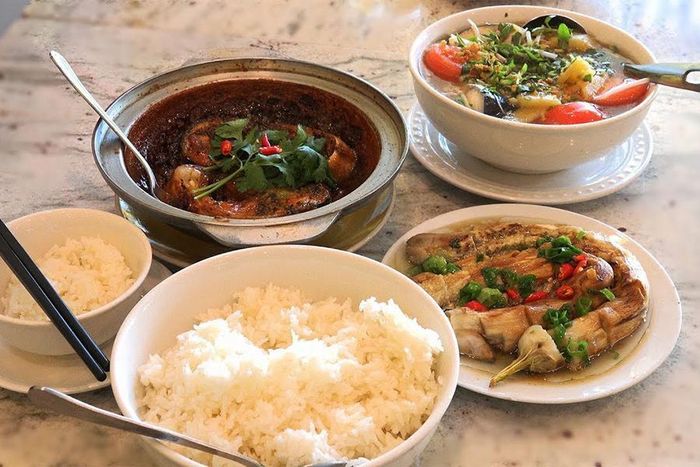 Trước khi cất vào tủ lạnh, thức ăn chín còn thừa nên để thật nguội. Vì khi thức ăn còn nóng đột ngột cho vào môi trường nhiệt độ thấp, sẽ bị ngưng tụ hơi nước, tạo điều kiện thuận lợi cho sự phát triển của vi khuẩn. Ngoài ra, thức ăn thừa cần để riêng và đậy kín khi bảo quản trong tủ lạnh để tránh tình trạng nhiễm khuẩn từ các thực phẩm khác