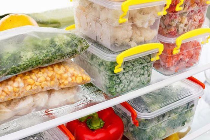 Với các loại rau xanh, cần rửa sạch, để ráo nước, sau đó cho vào các túi zip, hộp đựng thực phẩm có nắp trước khi cất vào ngăn mát. Các loại rau cải, rau lá xanh… không nên để lâu quá một tuần, thời hạn dùng tốt nhất là trong vòng 3 ngày kể từ lúc mua