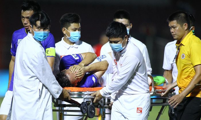  Hùng Dũng ôm mặt đau đớn. Trên khán đài, dàn quan chức, lãnh đạo CLB Hà Nội lặng người. Họ đang đối diện với chấn thương khủng khiếp bậc nhất CLB trong vài năm qua. 