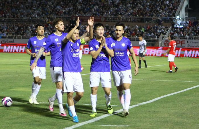  Duy Mạnh ghi bàn sau đó ít phút. Anh không ăn mừng, chắp tay cầu nguyện cho người đàn anh. Giấc mơ của CLB Hà Nội và tuyển Việt Nam có thể sụp đổ vì chấn thương này. 