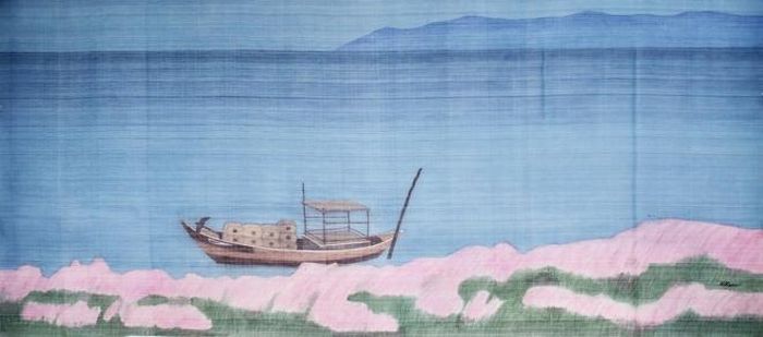 Tác phẩm "Hoa cỏ" (lụa, 87cm x 197cm) của Hoàng Minh Hằng