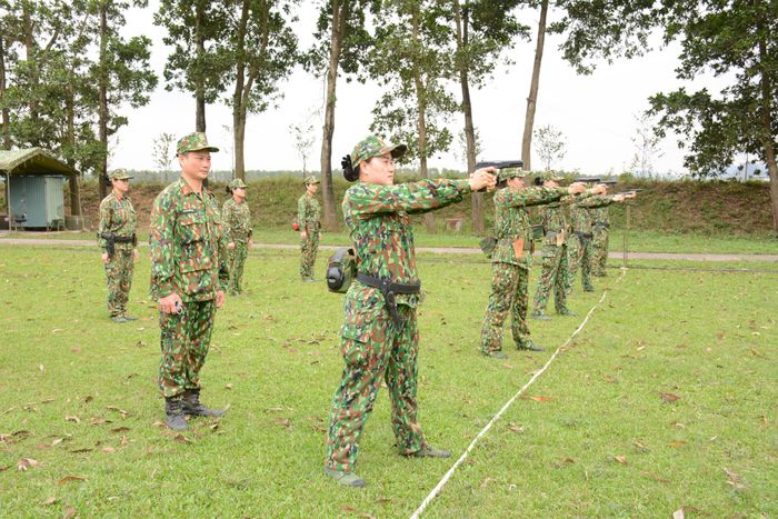 Đội tuyển bắn súng quân dụng nữ tập luyện.
