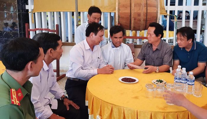 Chủ tịch UBND tỉnh Quảng Trị Võ Văn Hưng (thứ 3 từ trái qua) chia sẻ, động viên người thân nạn nhân Vũ.