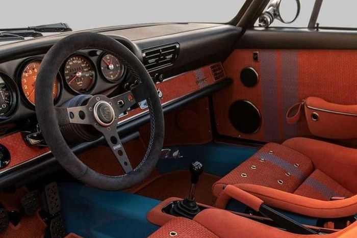 Siêu xe Porsche 911 rõ ràng là lựa chọn ưu thích của mọi nhà sưu tập, và trong những năm qua, chúng ta từng biết đến không ít mẫu xe phục chế ấn tượng, nhưng hiếm có công ty nào làm điều đó tốt hơn Singer Vehicle Design. Đội ngũ Singer không chỉ đơn thuần phục thế Porsche cũ, họ biến đổi hoàn toàn chúng thành những chiếc xe ôtô nghệ thuật tinh tế. Sản phẩm mới nhất của công ty mang tên “Southampton Commission” là một minh chứng khác cho thấy tài năng của họ.