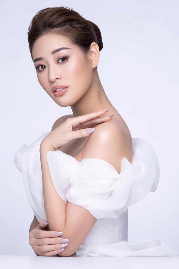 Hoa hậu Khánh Vân đẹp nhẹ nhàng, tinh khiết với bộ váy trắng thanh lịch.