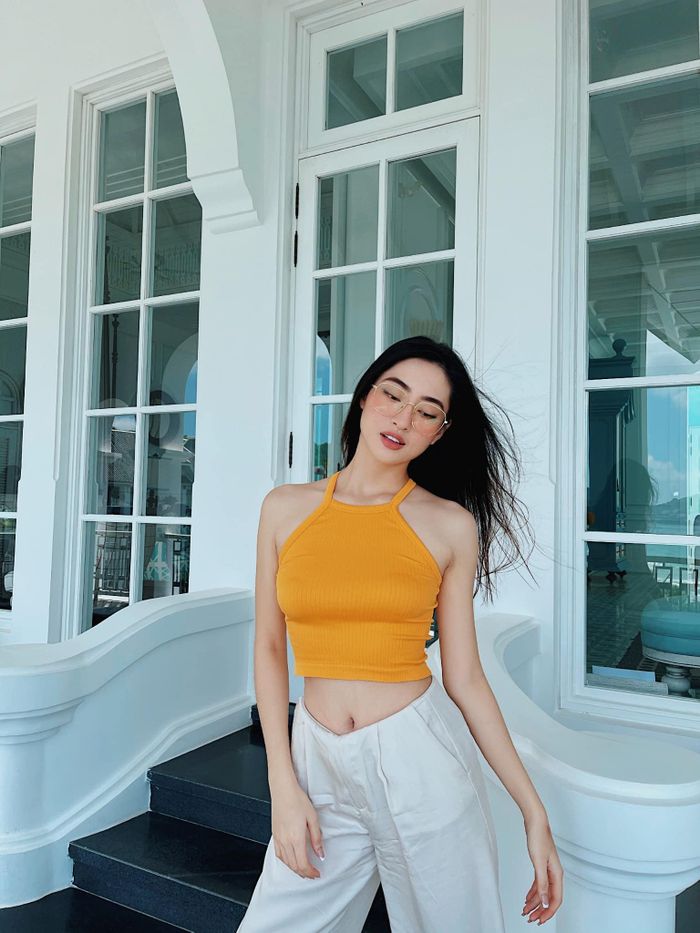 Hoa hậu Lương Thùy Linh diện áo crop-top màu cam vô cùng nổi bật, khoe vòng eo 'con kiến' quyến rũ.