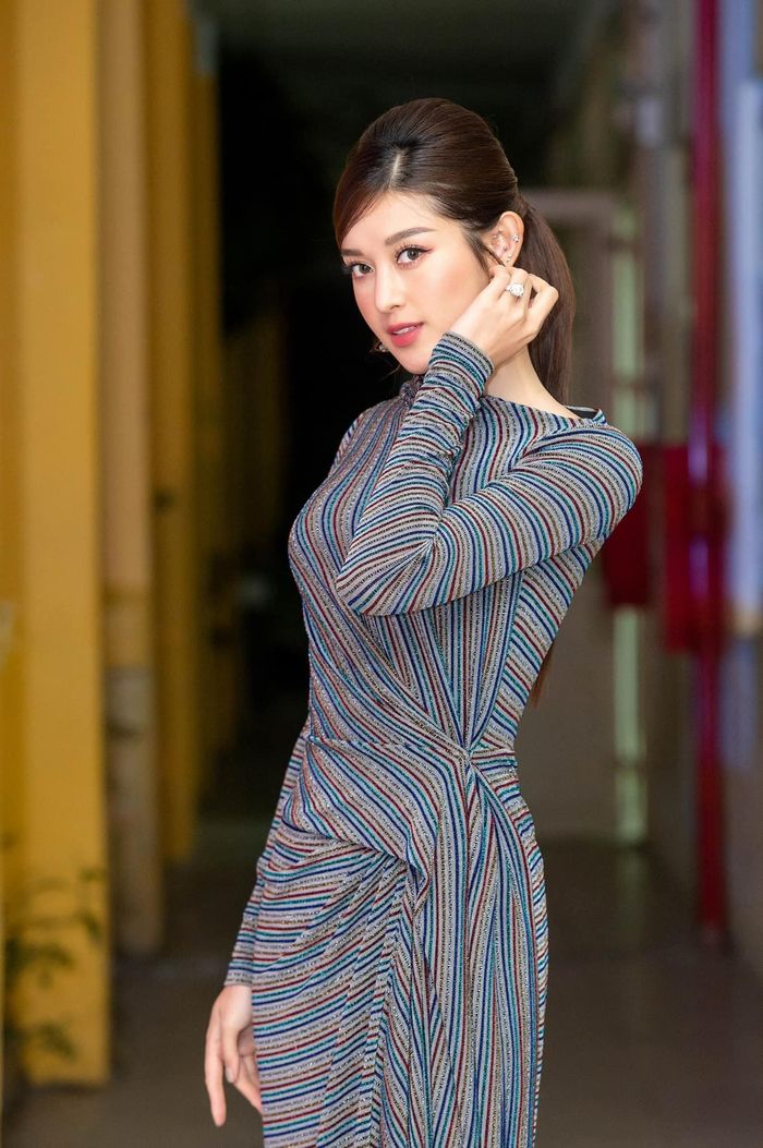 Á hậu Huyền My xinh đẹp kiêu kỳ khi ngồi ghế giám khảo một cuộc thi nhan sắc.